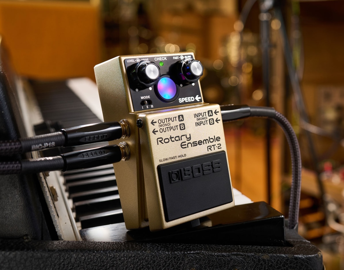 Boss RT-2 Rotary Ensemble: pedal con efectos Leslie y pantalla Led